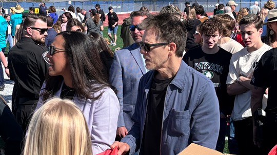 Kevin Bacon visits 'Footloose' high school in Utah | newswest9.com