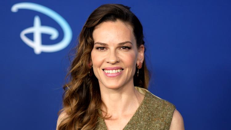 Hilary Swank reveals she's expecting twins