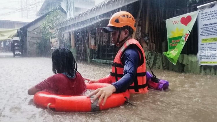 Powerful typhoon hits Philippines, nearly 100,000 evacuated