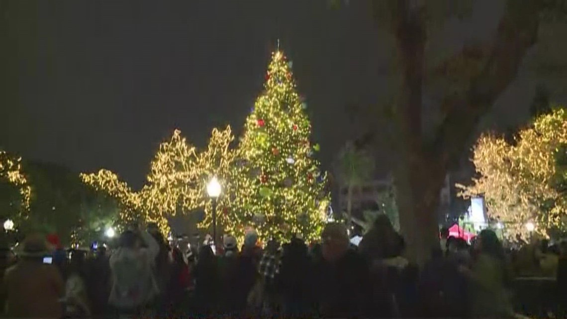 H-E-B Christmas Tree Decorated With More Than 10,000 Lights Illuminated ...