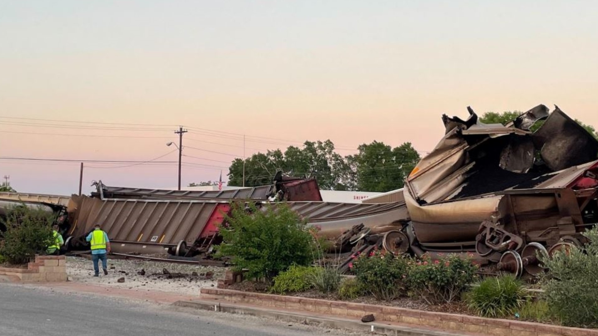 VIDEO: Massive train derailment in Shiner, Texas | newswest9.com