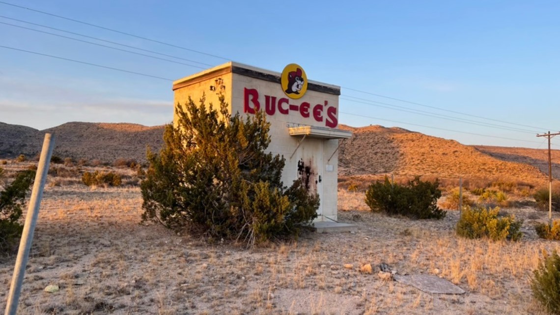 Miniature Buc-ee's appears in West Texas desert