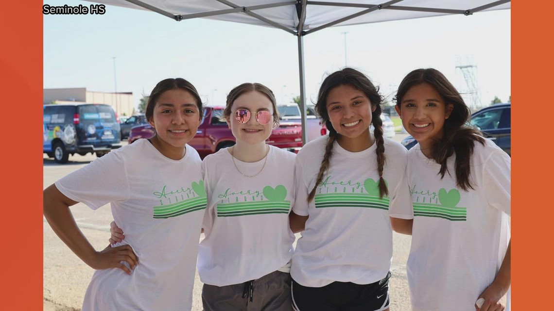 Seminole High School cheer team raises money for daughter of district employees - Vimarsana News