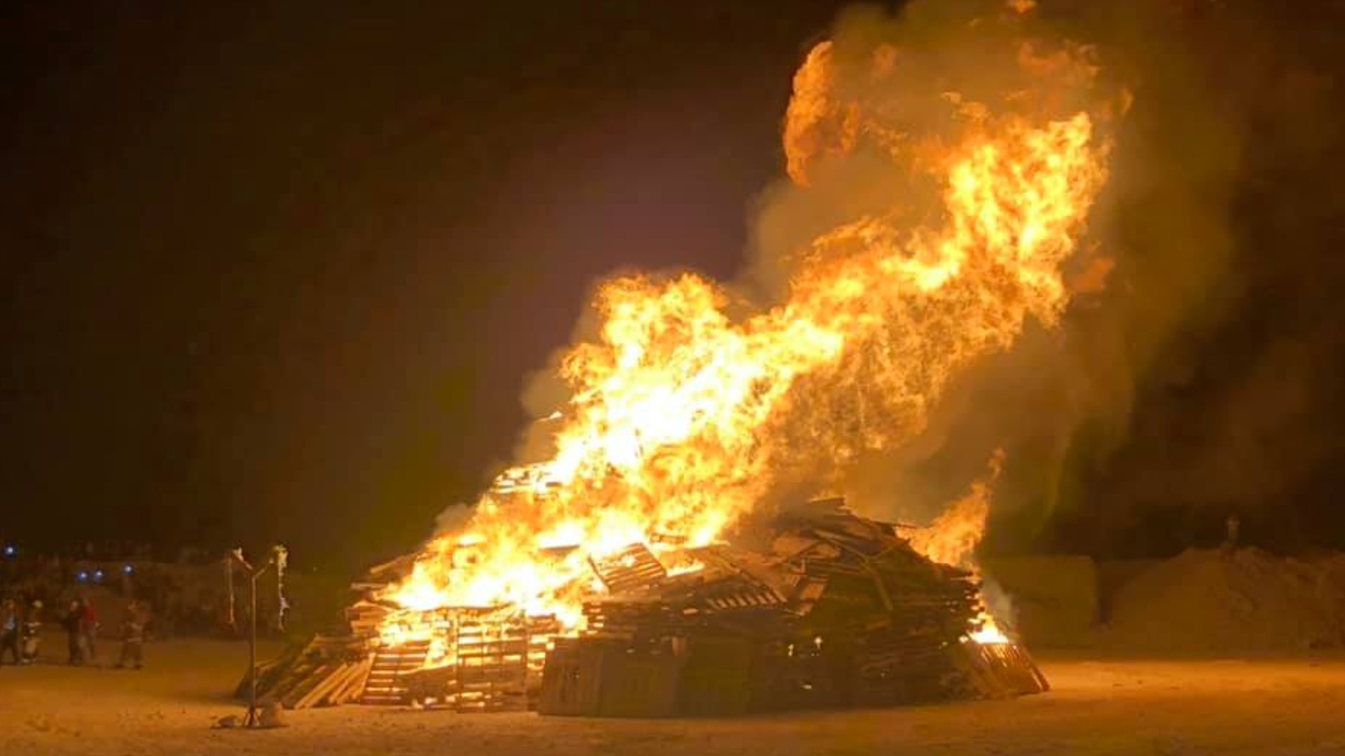 After 17 years without a big homecoming bonfire, Monahans High School decided to bring it back thanks to a community-wide effort.