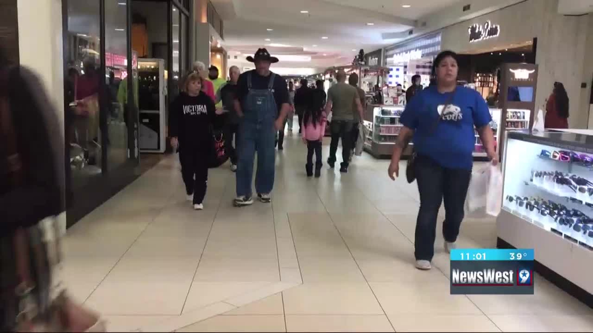 Last minute Christmas shoppers hit area malls