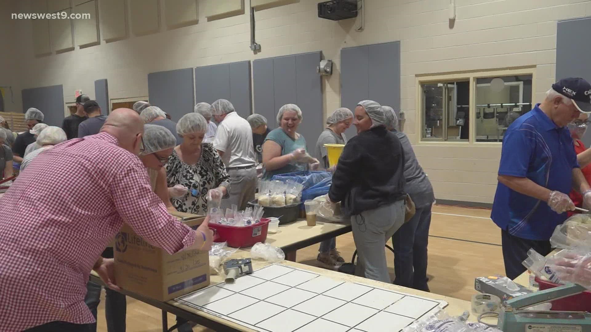 Over 800 volunteers helped pack meals for people in Ukraine.