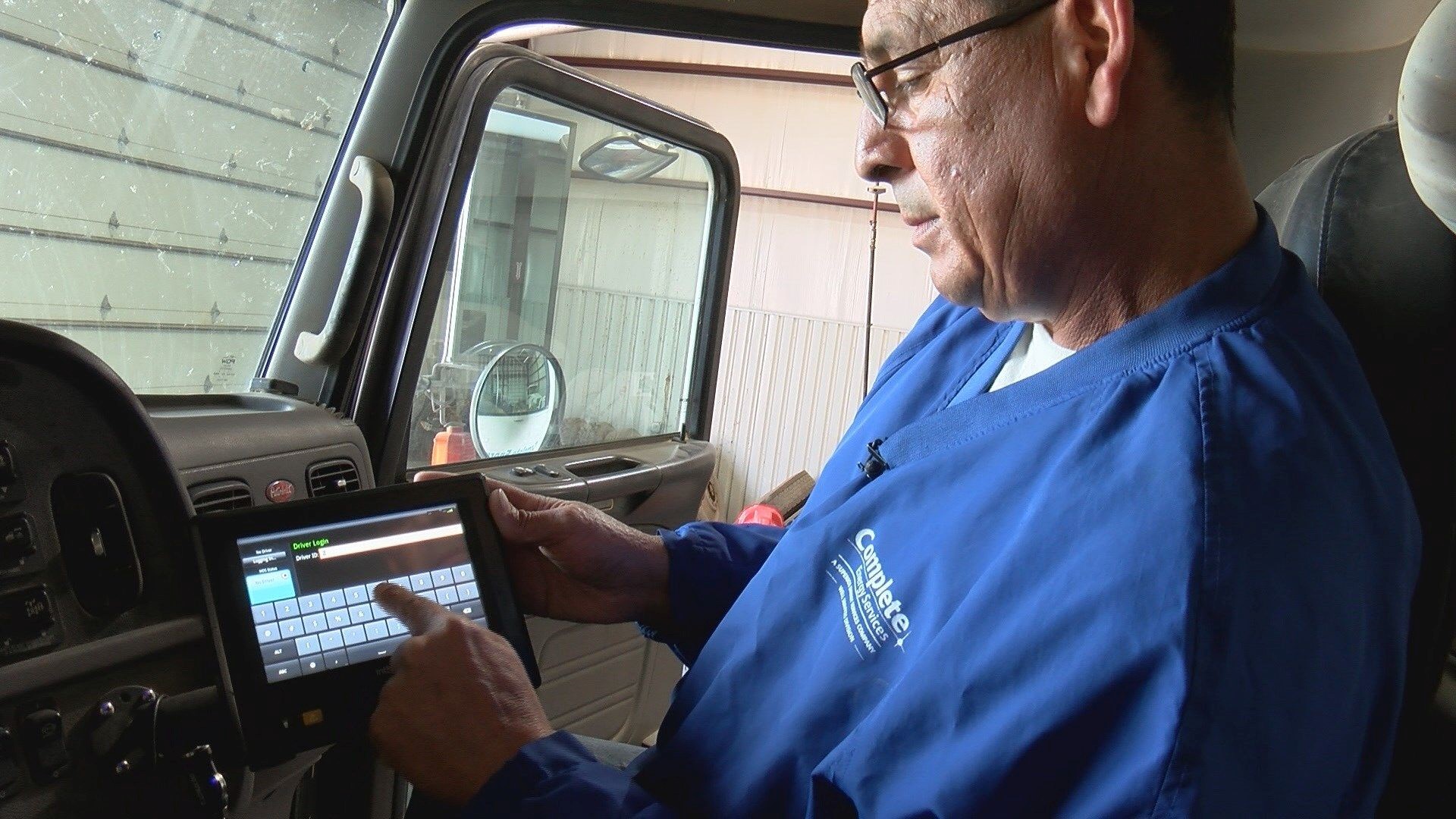 Truck Drivers New Federal Rule Now Requires Drivers To Use Electronic Logging Device 