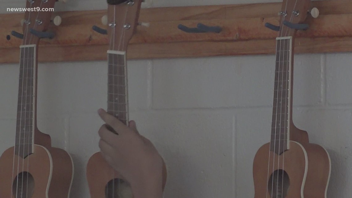 Parents donate ukuleles to Bonham Elementary School music class - Vimarsana News