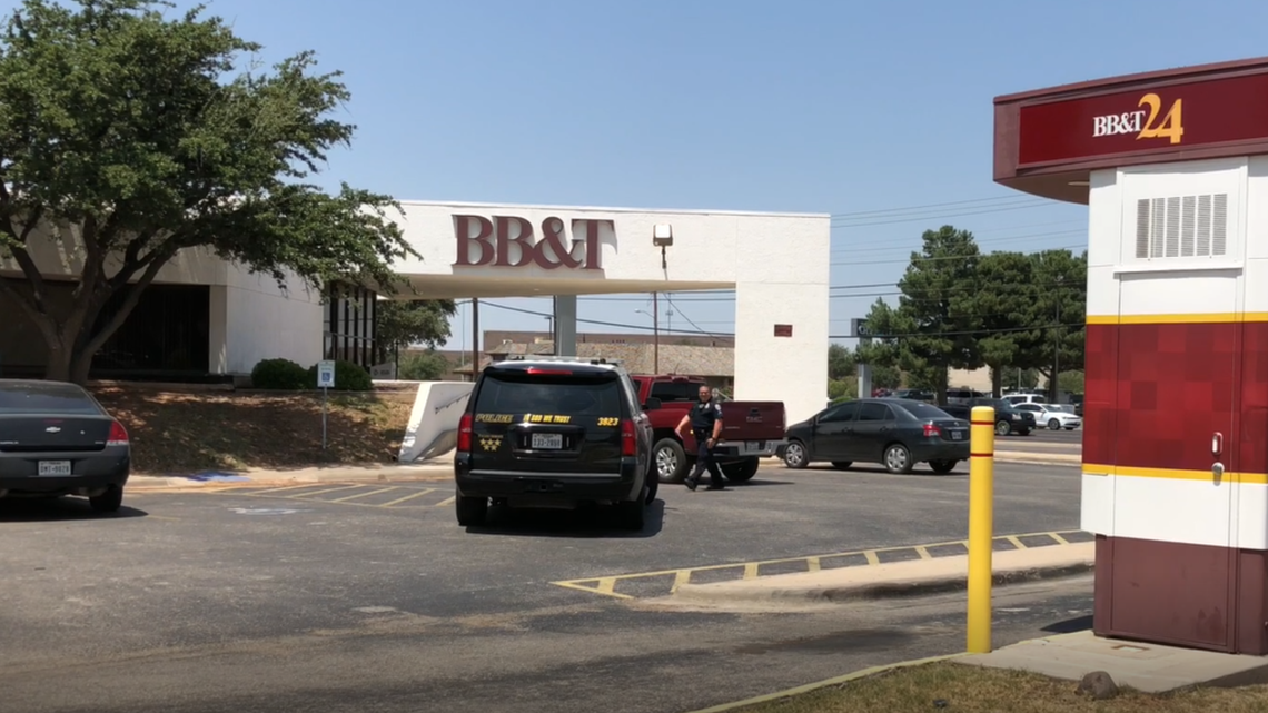 Woman demands money with written note at Odessa bank, walks away with