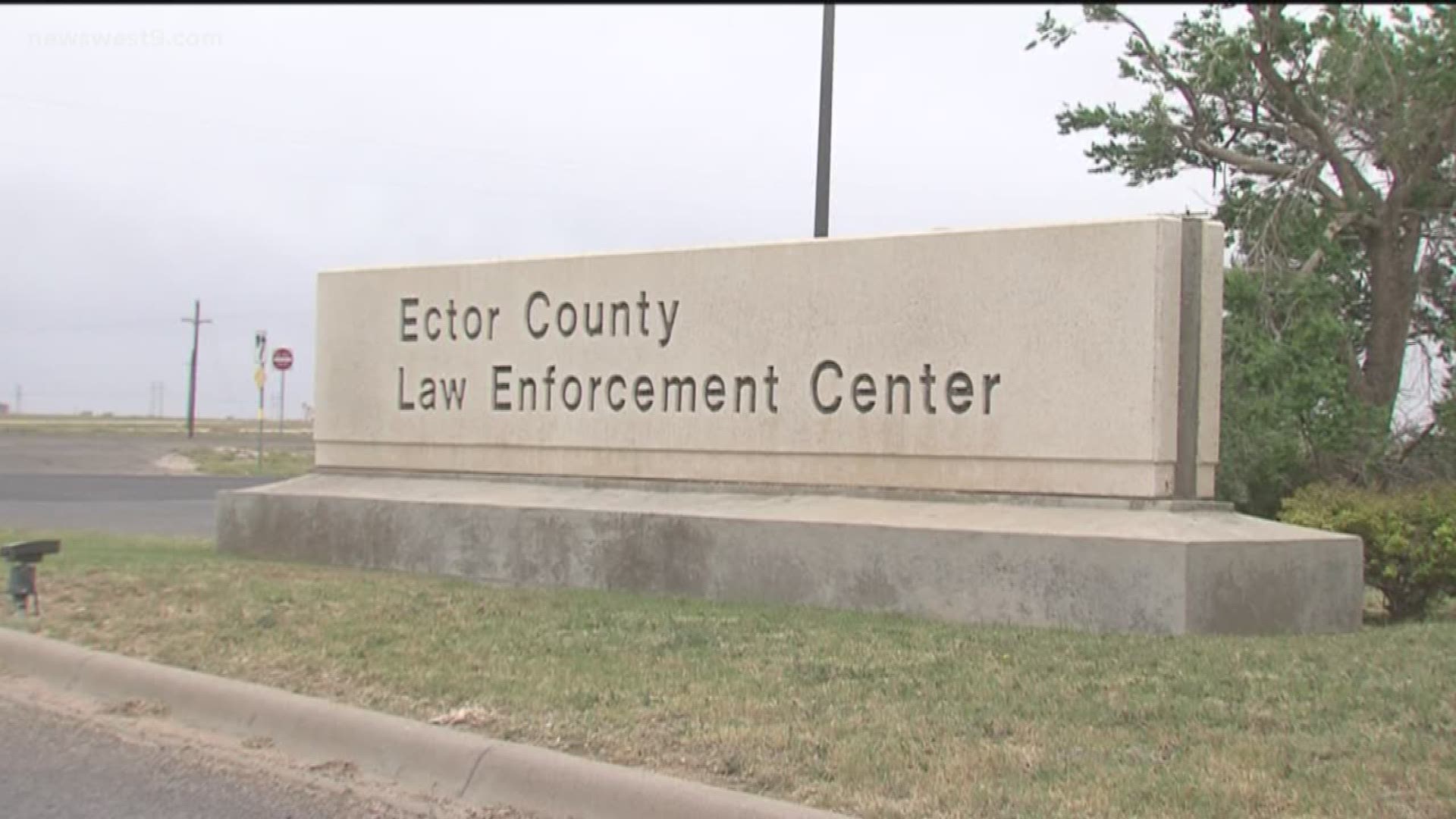 ECSO says the inmate hung himself. The Texas Rangers are now investigating.