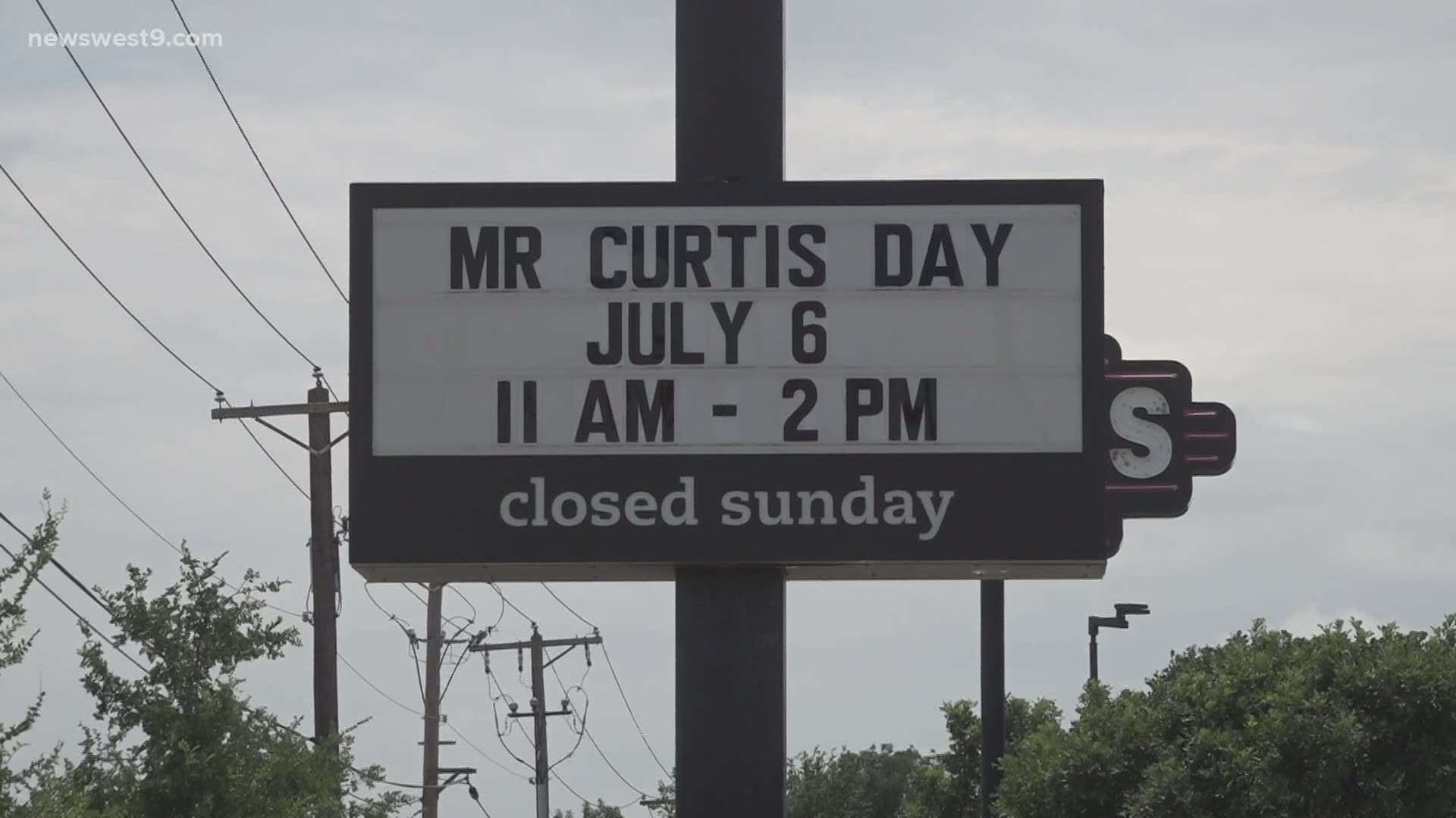 Chick-Fil-A employees celebrate and welcome back their charismatic coworker, Mr. Curtis. "He's just such a joyful, uplifting spirit." "He brightens your day."