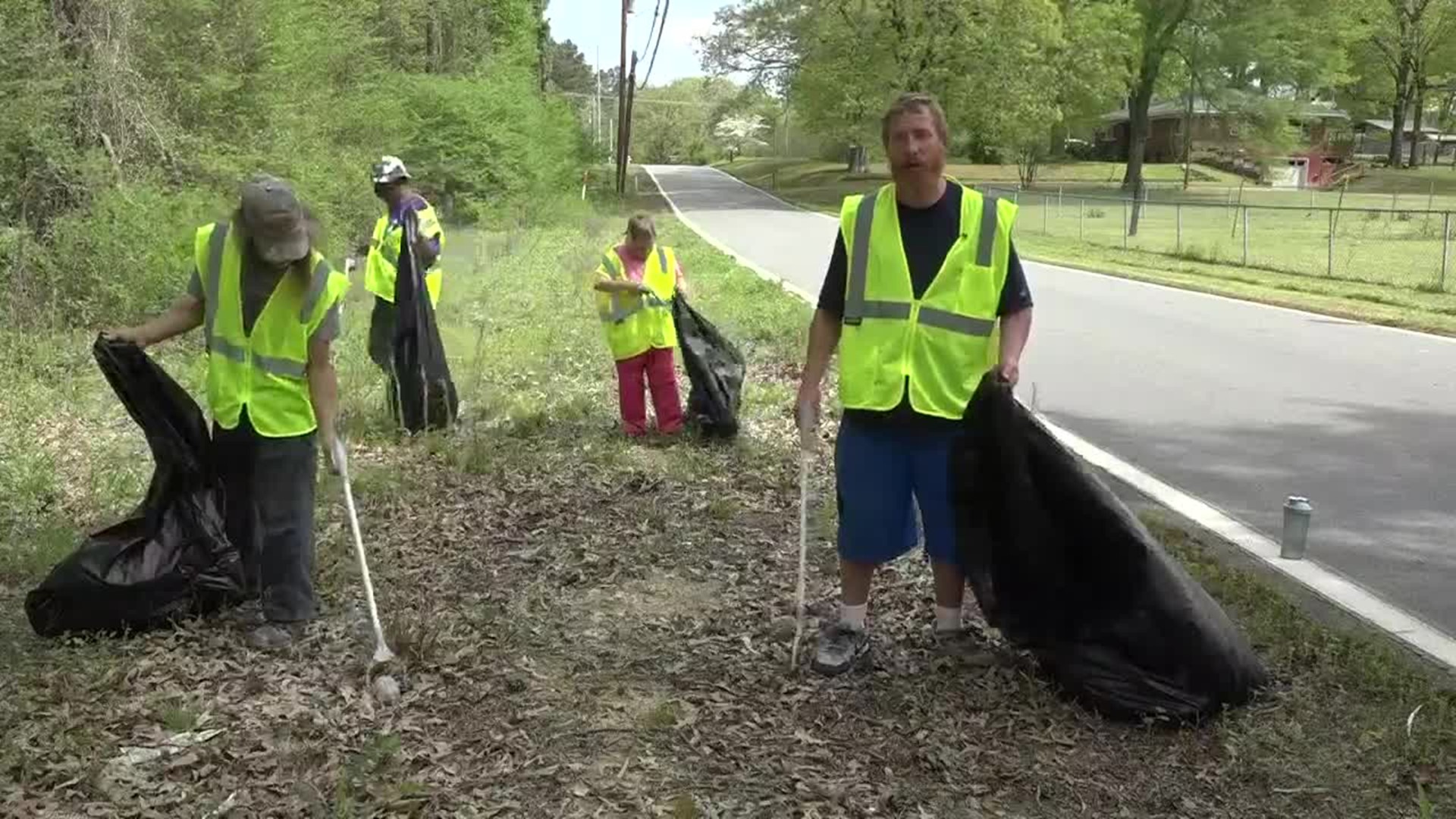 'I'm giving back and making money': Homeless begin job picking up trash in Little Rock