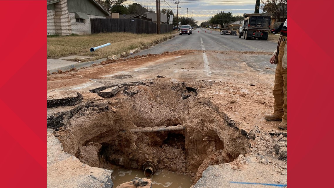 Multiple eastbound lanes at intersection of Wadley Dr. and Godfrey St. closed down due to water main break - Vimarsana News