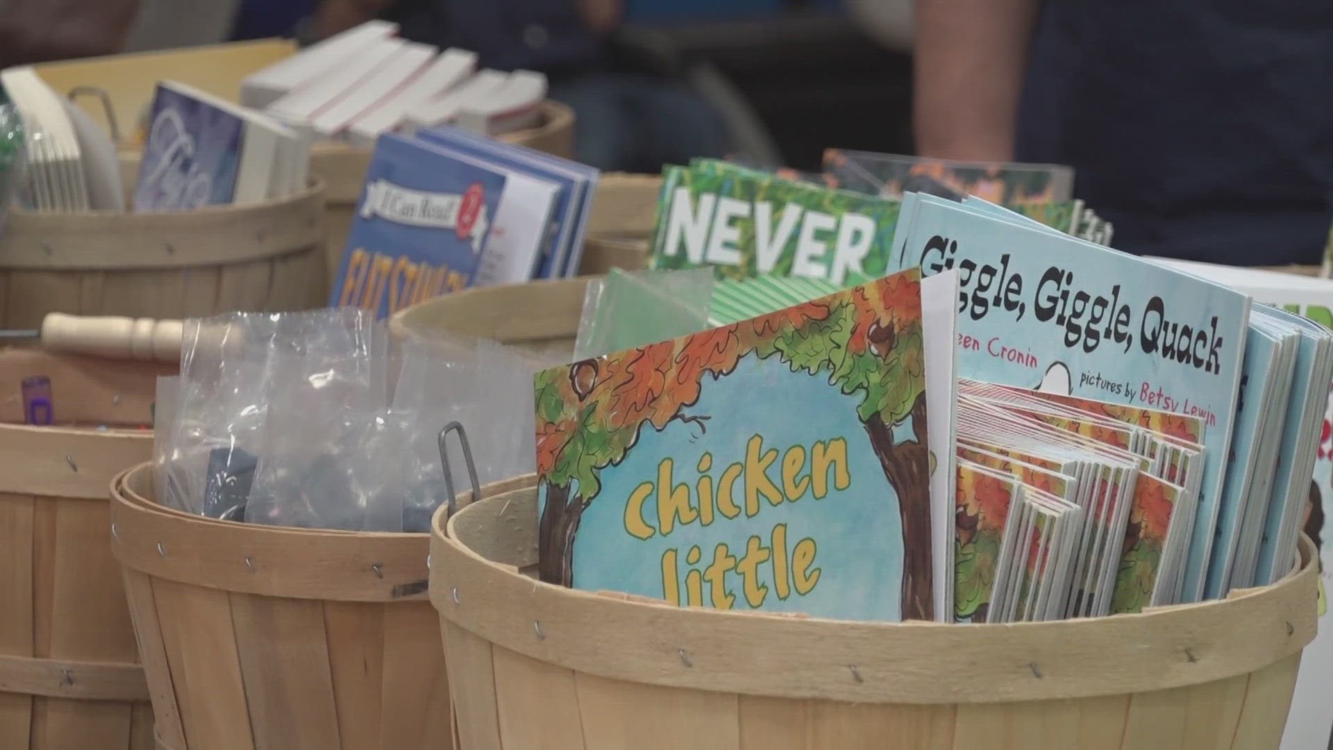 The free event provided 700 meals to attendees as well as gave away free books, foods and haircuts.