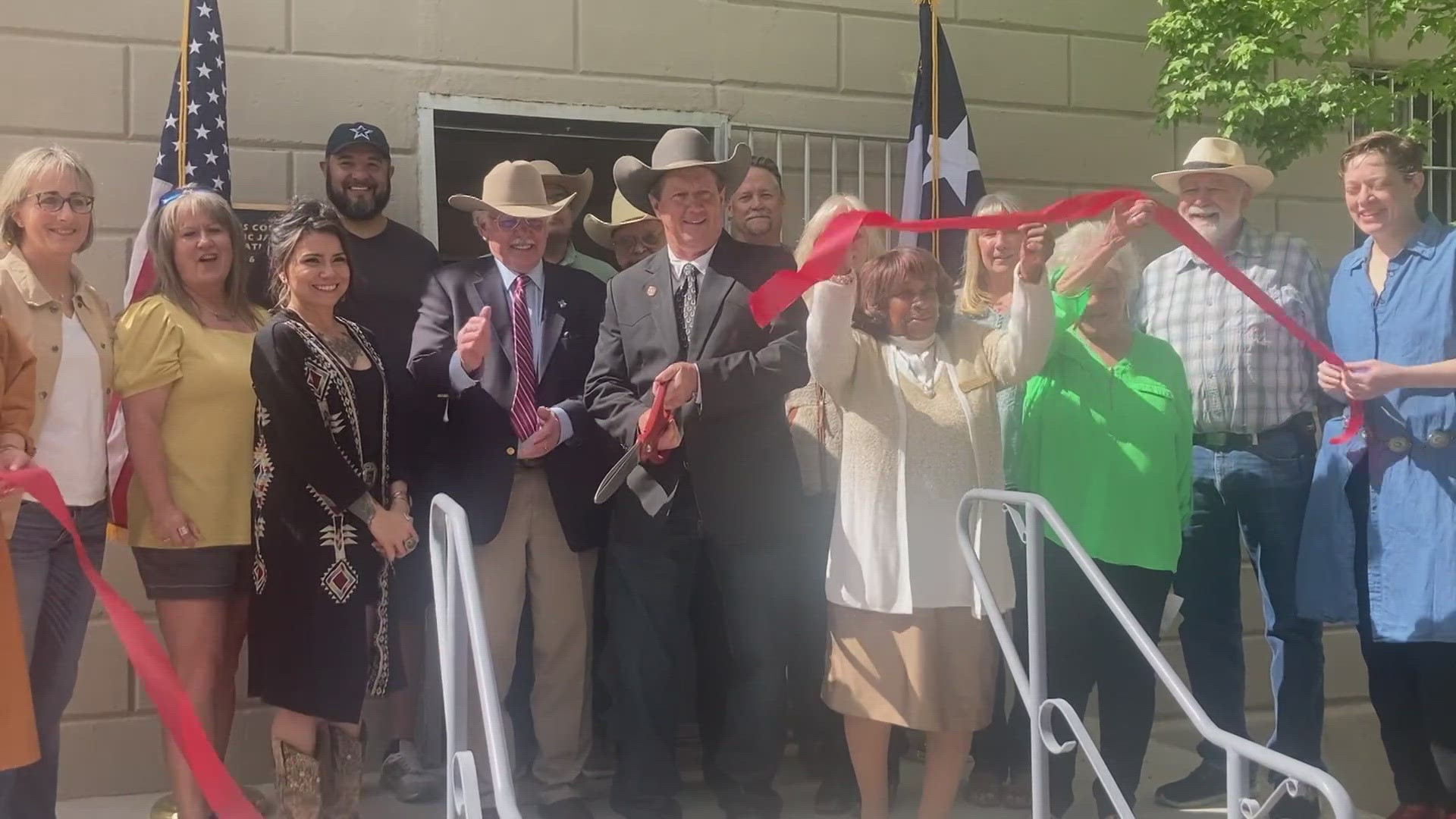 On Saturday morning, a crowd of people gathered at the Jeff Davis County Jail to applaud a ribbon cutting that commemorated the soft opening of a new museum.