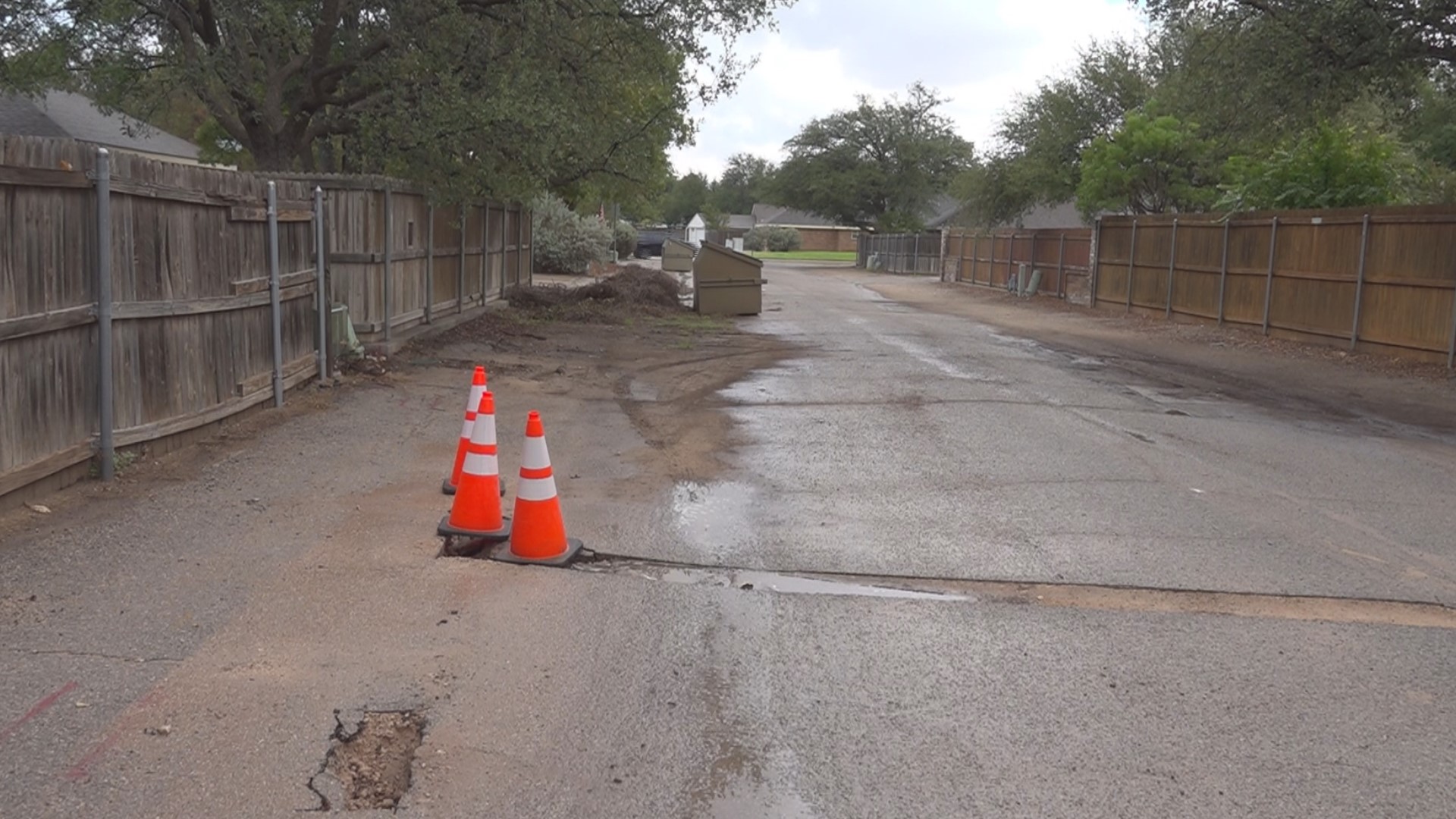 residents-in-texas-neighborhood-concerned-about-holes-in-alleyway