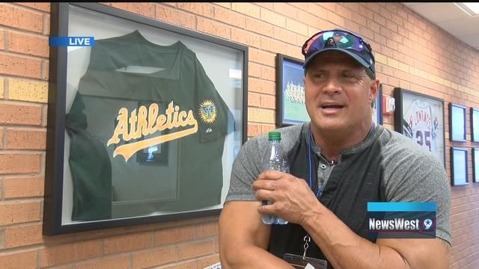 Canseco participates in home run derby