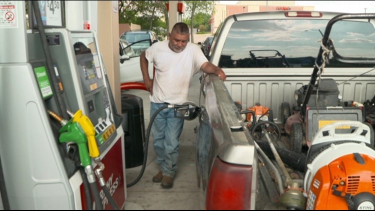US gas prices plummet, Texas down 63 cents/gallon in a month